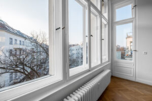 Saubere Fenster in einem hellen und modernen Wohnraum, mit Blick auf eine ruhige Straße.