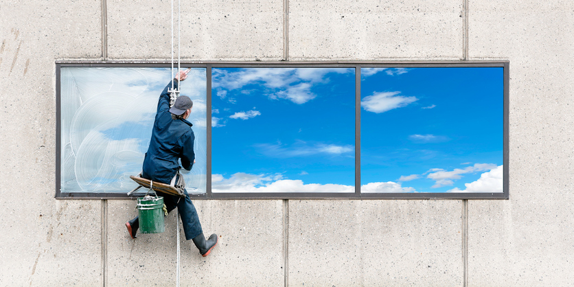 Industriekletterer bei der Fassaden- und Fensterreinigung – professionelle Gebäudereinigung der Schlueter Group.